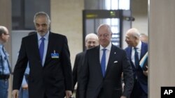 L'ambassadeur syrien à l' ONU et le chef de la délégation du gouvernement de Bachar al -Jaafari , à gauche, et l’envoyé spécial de l’ONU pour la Syrie Staffan de Mistura , à droite, arrivant à Genève, pour les pourparlers de paix au bureau de l’ONU le 16 Mars, 2016.