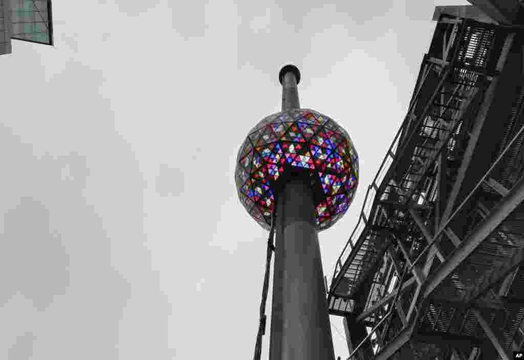 Prueba en el Times Square de Nueva York el domingo, 30 de diciembre de 2018, de la bola de Nochevieja que se iluminará y enviará un poste de 130 pies sobre One Times Square para marcar el inicio del año nuevo de 2019. Los organizadores del evento anual dicen que la bola, iluminada por LED y mejorada por los triángulos de Waterford Crystal, es capaz de mostrar una paleta de más de 16 millones de colores vibrantes y miles de millones de patrones para crear un espectacular efecto de caleidoscopio.