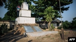 
Un homme se recueille devant la tombe des chefs traditionnels Banunu dans la ville de Yumbi, dans l'ouest de la RDC, le 28 janvier 2019.
