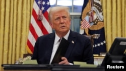 លោក​ប្រធានាធិបតី Donald Trump ចុះហត្ថលេខា​លើ​បទបញ្ជា​មួយចំនួន​នៅ​ក្នុង​ការិយាល័យ​ប្រធានាធិបតី​នៅ​សេតវិមាន​ក្នុង​រដ្ឋធានី​វ៉ាស៊ីនតោន កាលពី​ថ្ងៃទី២០ ខែមករា ឆ្នាំ២០២៥។
