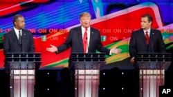 លោក​ Donald Trump (កណ្តាល) និយាយ​ ខណៈ​ពេល​មាន​ការ​សម្លឹង​ពី​លោក Ben Carson (ខាងឆ្វេង) និង Ted Cruz នៅ​អំឡុងពេល​វេទិកា​ជជែក​ដេញ​ដោល​បេក្ខជន​ប្រធានាធិបតី​គណបក្ស​សាធារណរដ្ឋ​នា​ថ្ងៃ​ទី១៥ ខែ​ធ្នូ ឆ្នាំ​២០១៥។
