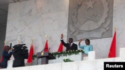 Le nouveau président angolais Joao Lourenço, aux côtés de sa femme, salue la foule lors de sa prestation de serment à Luanda, Angola, 26 septembre 2017.