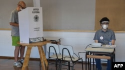 Un hombre vota en una máquina electrónica durante las elecciones municipales, en Sao Paulo, Brasil, el 15 de noviembre de 2020.