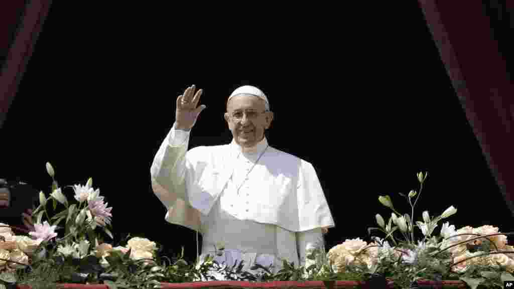 Le pape François salue la foule lors de son message "Urbi et Orbi" (pour la ville et le monde) au Vatican, le 16 avril 2017.