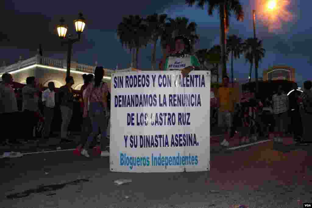 Exiliados piden la renuncia del gobierno de Cuba en una manifestación en la Calle 8 en Miami, Florida, en apoyo a las protestas sucedidas en la isla el domingo 11 de julio de 2021. Foto: Luis F. Rojas, VOA.