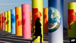 Seorang pejalan kaki tiba di tempat Konferensi Perubahan Iklim PBB di Paris 2015 (AP Photo/Francois Mori)