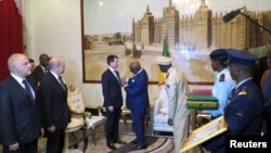 Le président malien IBK décore le Premier ministre français Manuel Valls, le 18 février à Bamako. (REUTERS/Adama Diarra)