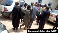 Les avocats et l’assistance dans la cour du tribunal militaire lors de l'audience criminelle spéciale de deux leaders de la contestation anglophone, à Yaoundé, Cameroun, 7 juin 2017.