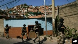 Miembros de la Fuerza de Acción de la Policía Nacional, o FAES, patrullan el barrio Antimano de Caracas. Enero 29 de 2019.