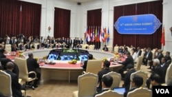 Chinese and ASEAN leaders attend the 15th ASEAN-China Summit in Phnom Penh's Peace Palace, Cambodia, November 19, 2012. (VOA Khmer/Sophat Soeung) 