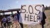 Migrantes venezolanos expulsados de EEUU bajo el Título 42 protestan en las riberas del Río Grande, en Ciudad Juárez, México, el 19 de octubre de 2022.