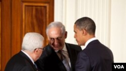 Presiden Obama berbicara dengan Presiden Mahmoud Abbas dan PM Benjamin Netanyahu di Gedung Putih (1 September 2010).