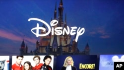 Logo de la plataforma digital de Disney con anuncios de algunos de sus programas. Foto AP.