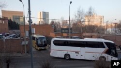 Bus yang diyakini membawa diplomat yang diusir, meninggalkan Kedutaan Besar AS di Moskow, Rusia, Kamis, 5 April 2018.