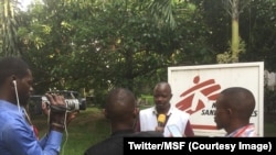 Jean Liyolongo de l’équipe des Médecins sans Frontières explique aux journalistes la stratégie de la lutte contre le choléra menée en soutien au ministère de la santé à Kinshasa et sur l’ensemble du territoire national, RDC, 9 janvier 2018. (Twitter/MSF)
