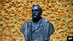 Le buste du fondateur du prix Nobel, Alfred Nobel, à Stockholm. (Henrik Montgomery / Pool Photo via AP, Archive)