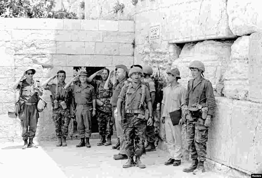 Quddusning Eski shahar qismi isroilliklar qo'liga o'tgan kun / Israeli soldiers stand at the Western Wall in Jerusalem's Old City in June 1967 after it was captured during the Middle East War,widely known as the Six Day War.
