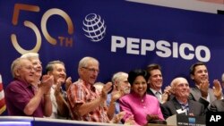 Archivo - Indra K. Nooyi, centro, presidenta ejecutiva de PepsiCo