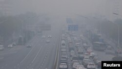 De la fumée, due à la pollution, monte à Bainjing, après que la capitale chinoise a émis sa première alerte à la pollution de l'air pour la saison hivernale, à Beijing, en Chine, le 26 novembre 2018. REUTERS / Jason Lee