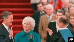 乔治·布什在1989年1月20日宣誓就任美国总统 。布什夫人芭芭拉·布什和刚卸任的总统里根和夫人在场。