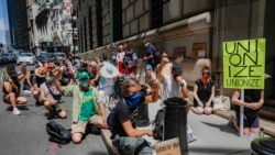 Demonstranti se okupljaju ispred zgrade američke Centralne banke na Manhattanu, 20. juli 2020.
