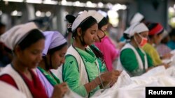 Para pekerja perempuan di pabrik garmen Goldtex Limited, Zona Pengolahan Barang-barang Ekspor (DEPZ) di Savar (Foto: dok). 