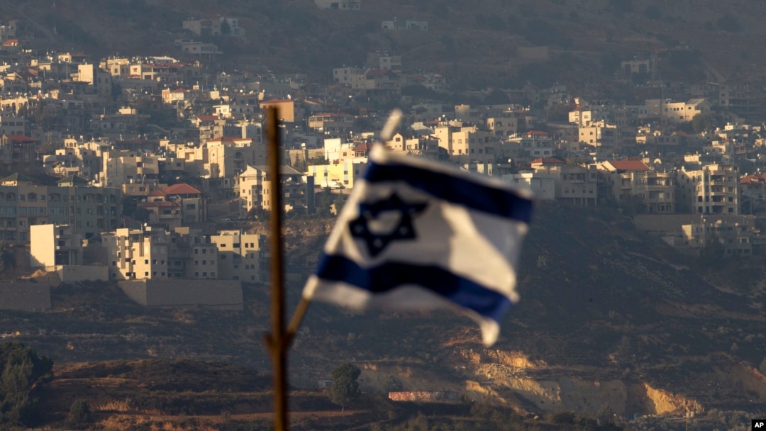 Izraelska zastava na Golanskoj visoravni (Foto: AP/Ariel Schalit)