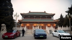 特斯拉CEO馬斯克在北京與中國總理李克強會談期間，一輛特斯拉汽車停在中南海的一所建築外。（2019年1月9日）