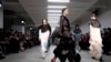 Des mannequins défilent lors de la Semaine de la mode à Londres, le vendredi 14 février 2020. (Grant Pollard/Invision/AP)