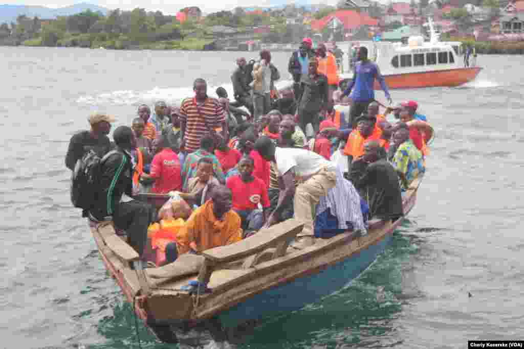 Des rescapés du naufrage sur le lac Kivu transportés dans une pirogue motorisée. Vingt-six rescapés ainsi que le corps d'un enfant ont été repêchées après qu’un canot rapide a chaviré dans le lac Kivu. VOA/Charly Kasereka