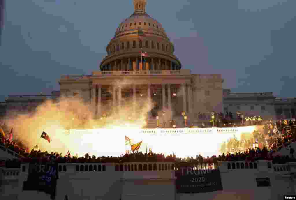 Se ve una explosión en el Capitolio de los Estados Unidos.