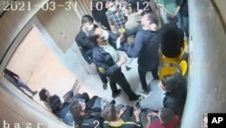 En este fotograma tomado de un vídeo compartido con AP por 'El juez de Ali', un guardia golpea a un prisionero en la prisión de Evin en Teherán.