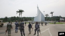Patrouille de gendarmes gabonais sur la place de la démocratie à Libreville le 7 janvier 2018.