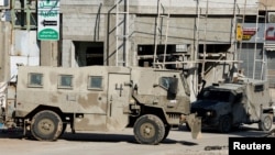 Израелски воени возила оперираат за време на рацијата во камп на Западниот Брег окупиран од Израел, 7 јануари 2025 година