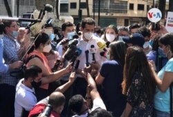 El presidente interino de Venezuela, Juan Guaidó, habla con la prensa sobre la consulta popular. Caracas, 12 de diciembre de 2020. Foto: Álvaro Algarra/VOA.