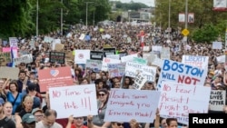 Plusieurs milliers de personnes manifestaient contre le racisme samedi à Boston, Massachusetts, 19 août 2017.