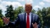 El presidente Donald Trump conversa con los reporteros en el jardín sur de la Casa Blanca antes de partir a Japón para la cumbre del G-20, el miércoles 26 de junio de 2019, en Washington.