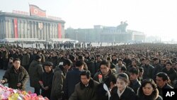 为纪念金正日诞辰北韩民众2月16日在平壤向金正日献花