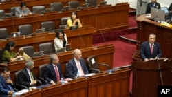 ARCHIVO - El primer ministro Gustavo Adrianzen, a la derecha, pide un voto de confianza en el Congreso en Lima, Perú, el miércoles 3 de abril de 2024.