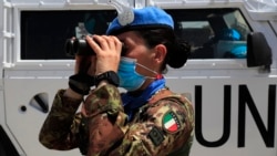 Seorang tentara penjaga perdamaian PBB dari Italia mengamati dengan teropong situasi di sekitar kawasan Ras Naqoura, tempat delegasi Lebanon dan Israel bertemu, di Naqoura, Lebanon, Selasa, 4 Mei 2021. (AP)