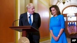 Perdana Menteri Inggris Boris Johnson (kiri) disambut oleh ketua DPR AS Nancy Pelosy dalam kunjungannya ke gedung kongres AS Capitol Hill pada 22 September 2021. (Foto: AP/J. Scott Applewhite)