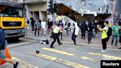 香港一名警察2019年11月11日在西灣河向示威者實彈開槍。（視頻截圖）