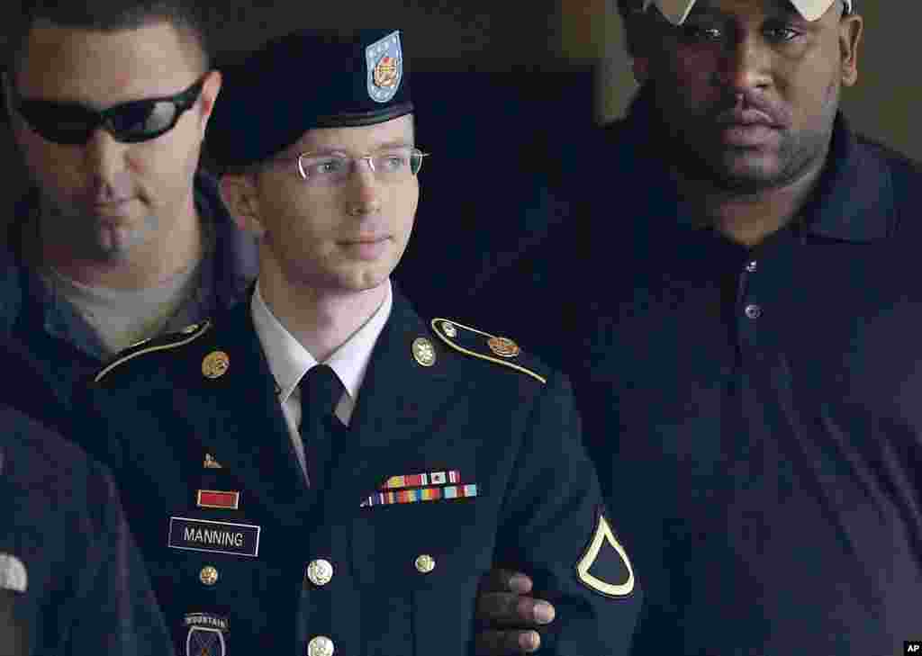 Prajurit Kelas Satu Bradley Manning dikawal keluar ruang sidang di Fort Meade, Maryland (20/8), setelah sidang di pengadilan militer. (AP/Patrick Semansky)
