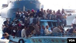 Ribuan imigran gelap Tunisia tiba di Ragusa, Italia, dengan kapal.
