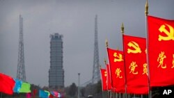 海南文昌航天发射基地中共党旗在风中飘扬。