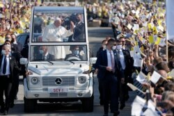 Paus Fransiskus tiba dengan mobil pausnya untuk memimpin misa di Lapangan Mestska sportova hala, di Presov, Slovakia, Selasa, 14 September 2021. (Foto AP/Gregorio Borgia)