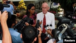 លោក Alan Morison (ស្តាំ)​ ជនជាតិ​អូស្ត្រាលី និង​នាង​ Chutima Sidasathian ជនជាតិ​ថៃ​និង​ជា​អ្នក​យក​ព័ត៌មាន​របស់​សារព័ត៌មាន​តាម​អ៊ីនធឺណិត Phuketwan ថ្លែង​ទៅ​កាន់​ក្រុម​​ប្រព័ន្ធ​ផ្សព្វផ្សាយ​​ក្រោយ​ពេល​មក​ដល់​តុលាការ​ឧក្រិដ្ឋកម្ម​នៅ​ទី​ក្រុង Phuket (កោះ​ភូកេត) កាល​ពី​ថ្ងៃ​ទី​១៧ ខែ​មេសា ឆ្នាំ​២០១៤។