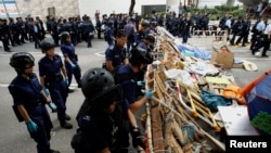 香港警方星期四在金鐘佔領區全面清場