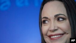 María Corina Machado, candidata presidencial opositora, sonríe durante una conferencia de prensa en Caracas, el 15 de diciembre de 2023. Su equipo comienza a preparar una plataforma de voluntarios a su favor para ganar las elecciones de este año.