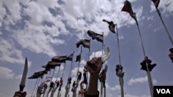 Las protestas continúan en Yemen, mientras la oposición expresa su desacuerdo con un plan aprobado por el presidente Saleh.